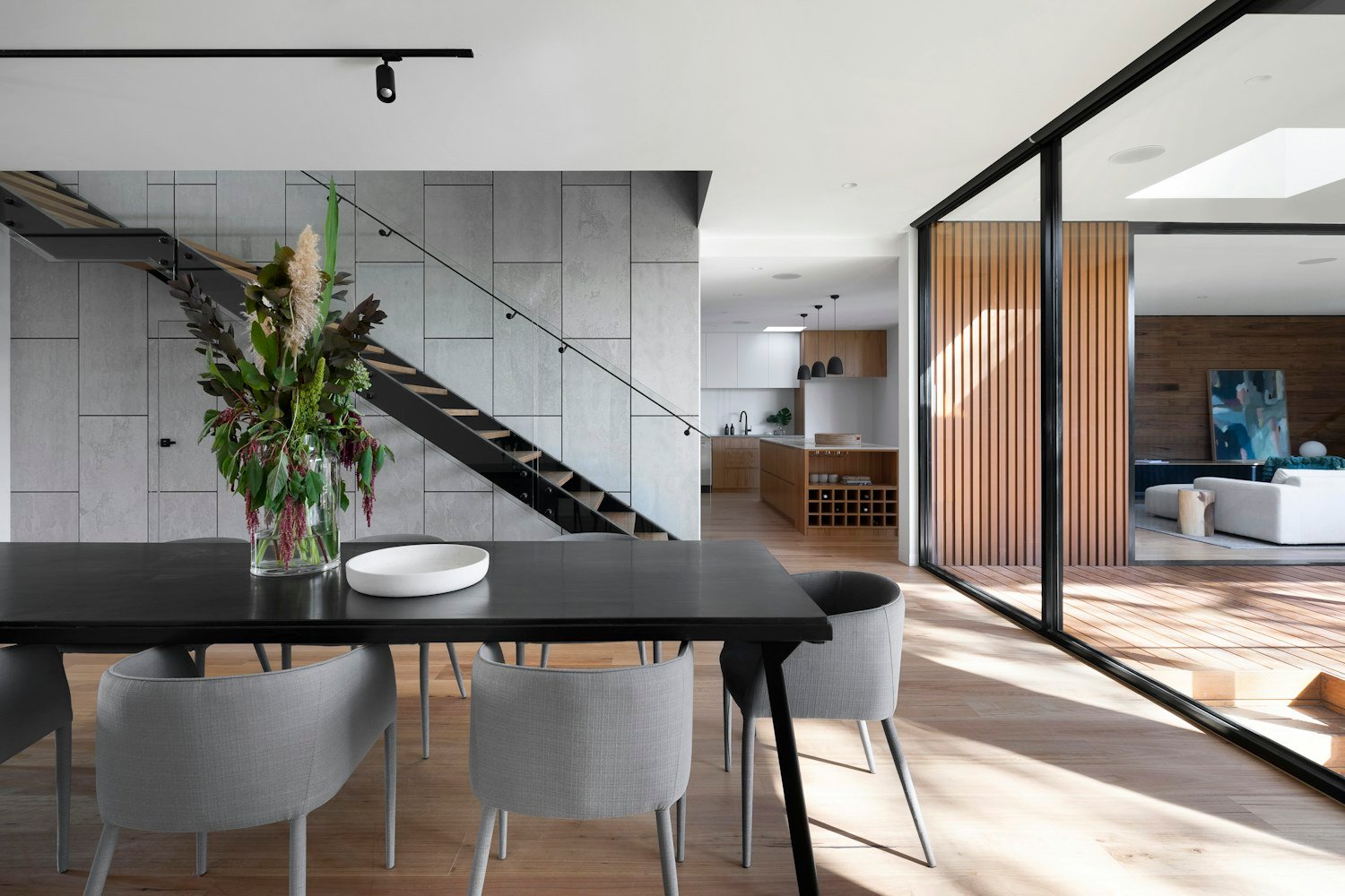 Ambiente de descanso con muebles en tonos neutros